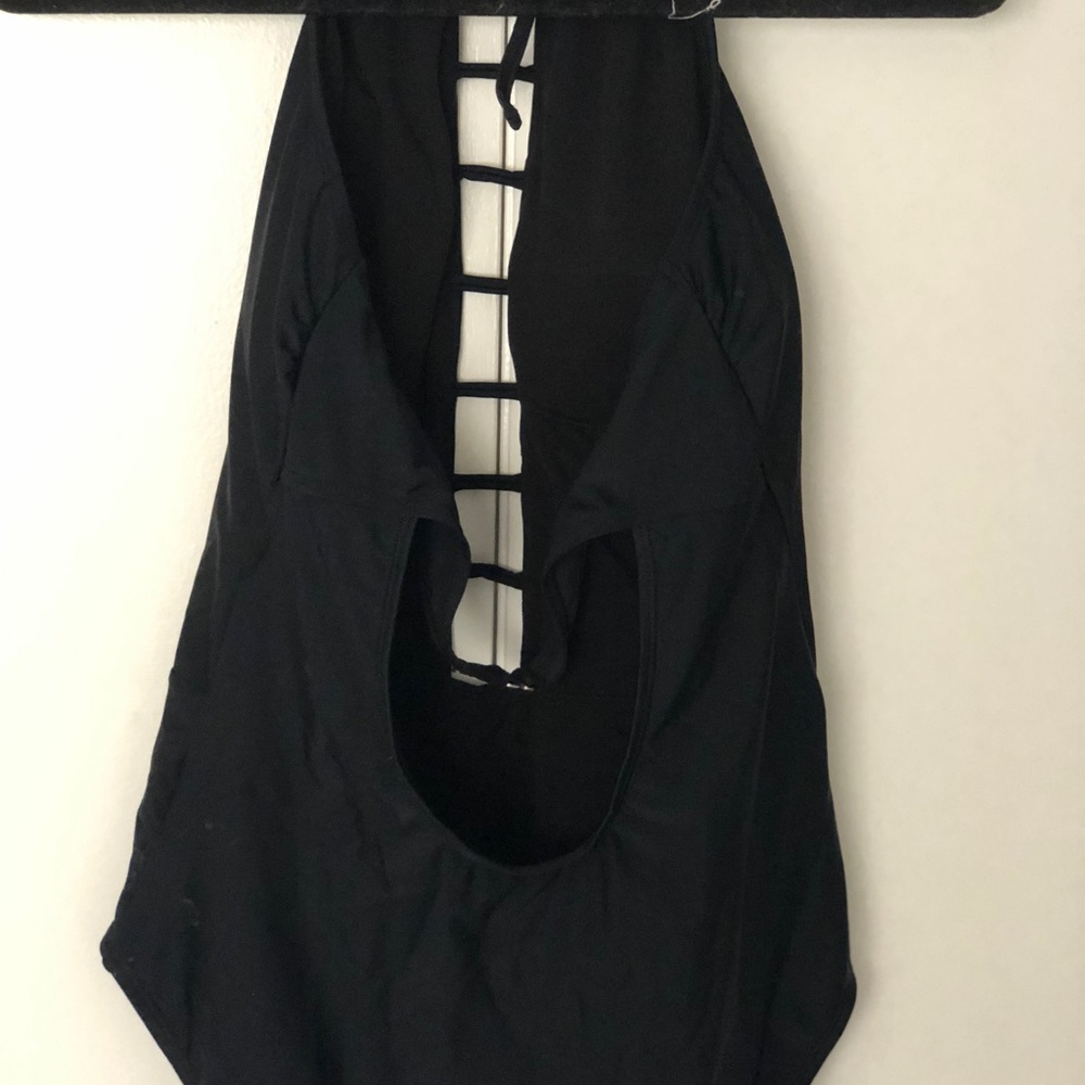 So swimsuit - Picture 3 of 5